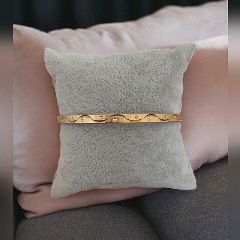 Vintage Gold Tone Bangle Bracelet with Textured Wave Design